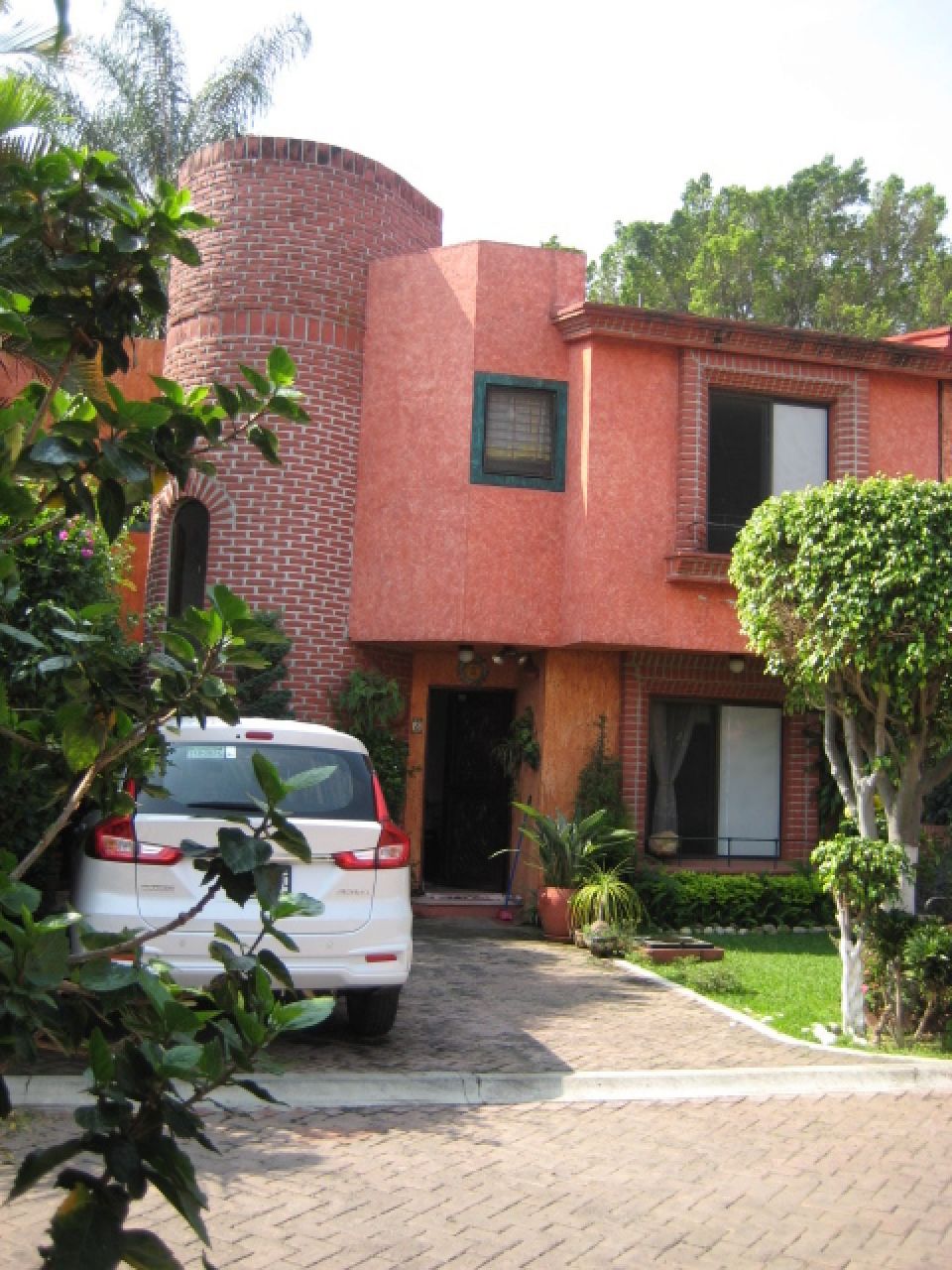 {"esp":"Fachada principal","ing":""}