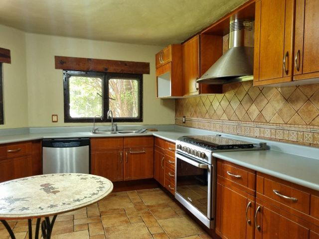 {"esp":"Cocina equipada","ing":""}