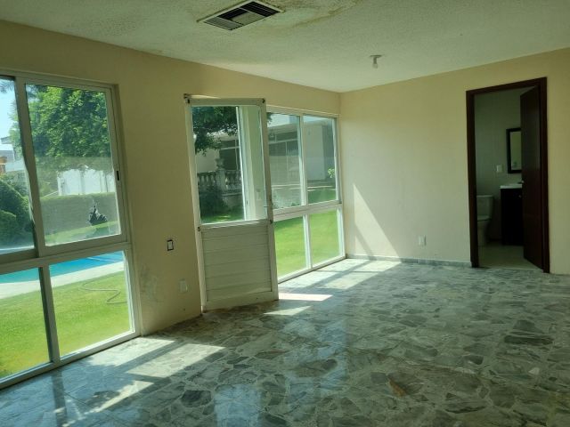 {"esp":"Bungalow con ba\u00f1o","ing":""}