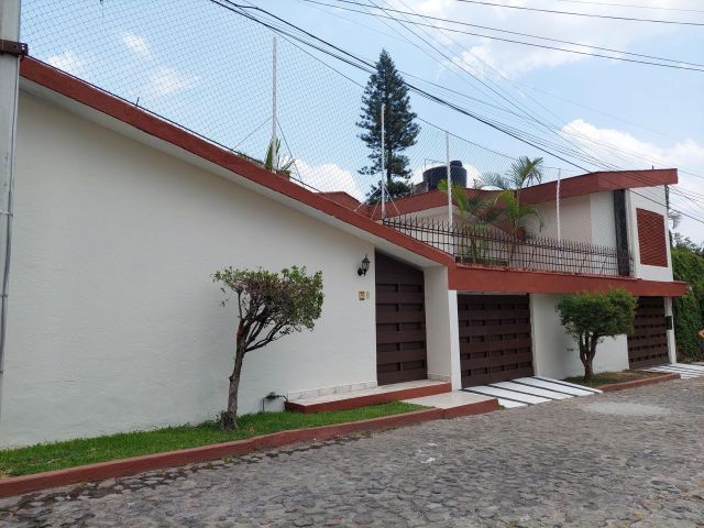 {"esp":"Fachada principal","ing":""}