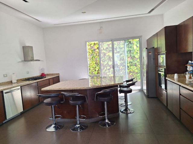 {"esp":"Cocina Equipada","ing":""}
