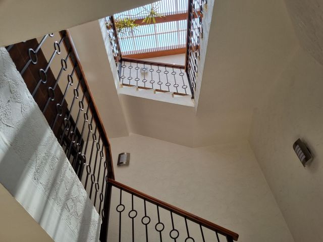 {"esp":"Escaleras 1er piso","ing":""}
