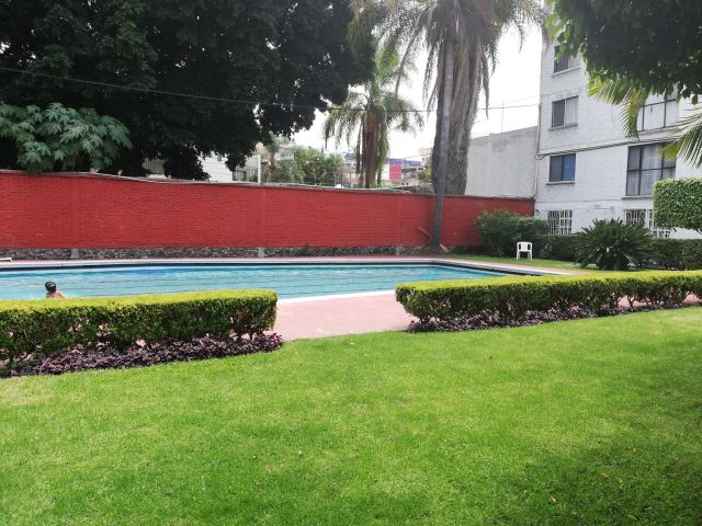 {"esp":"alberca y jard\u00edn","ing":""}