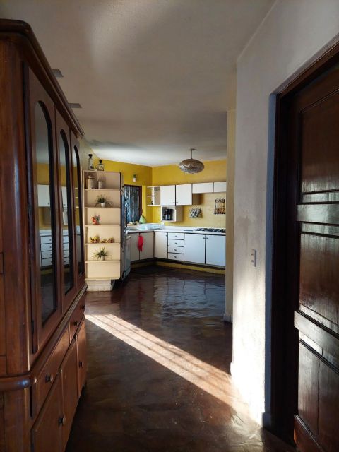{"esp":"Acceso a cocina, y cto de servicio","ing":""}