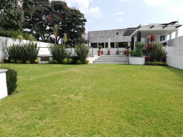 {"esp":"jard\u00edn, alberca, palapa","ing":""}
