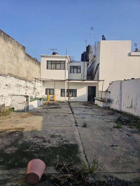 {"esp":"Fachada Posterior, amplio Patio","ing":""}