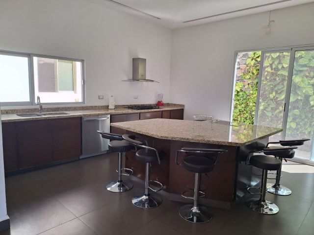 {"esp":"Cocina equipada","ing":""}