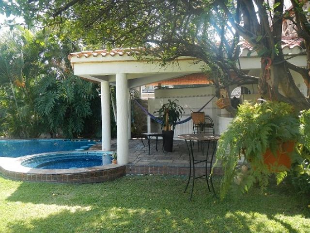 {"esp":"Palapa y jacuzzi","ing":""}