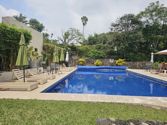 {"esp":"Alberca comun equipada y Jacuzzi","ing":""}