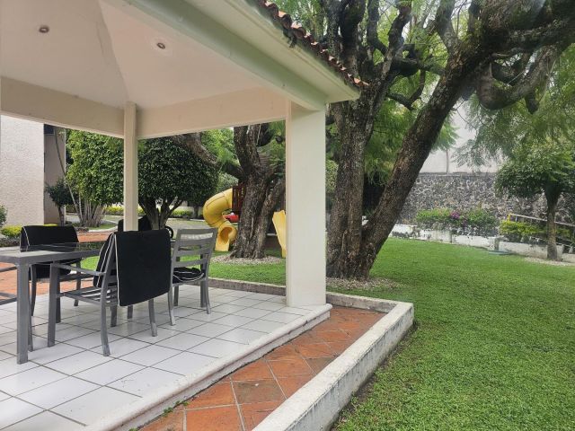 {"esp":"Area de juegos y Cancha de Tenis.","ing":""}