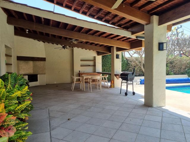 {"esp":"Amplia palapa con asador barra","ing":""}