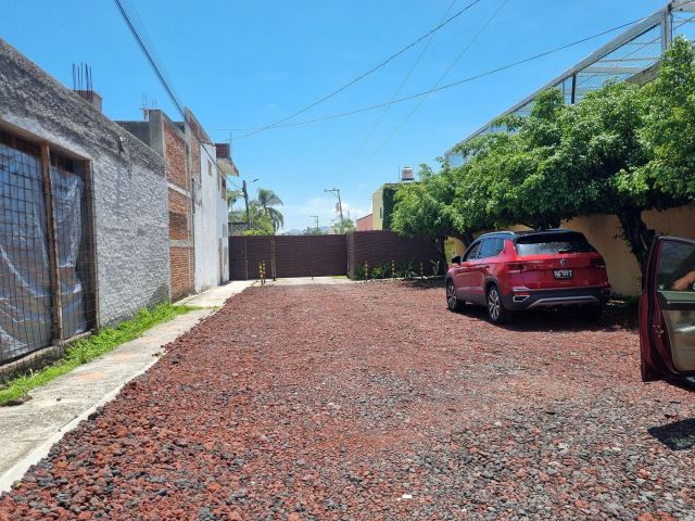 {"esp":"Acceso con port\u00f3n el\u00e9ctrico","ing":""}