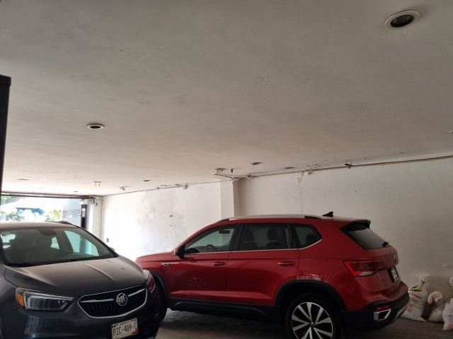 {"esp":"Estacionamiento","ing":""}