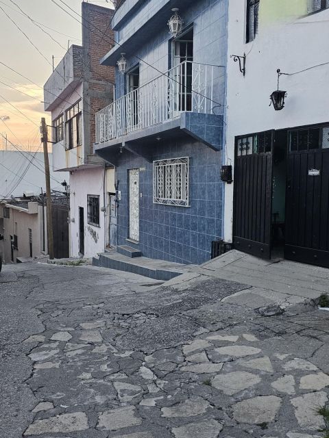 {"esp":"Calle","ing":""}
