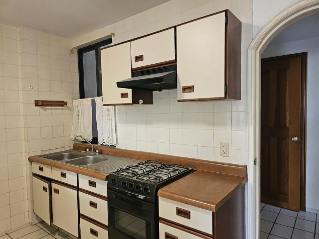 {"esp":"Cocina equipada","ing":""}