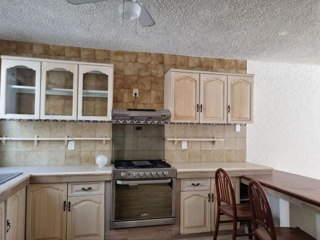 {"esp":"cocina equipada","ing":""}