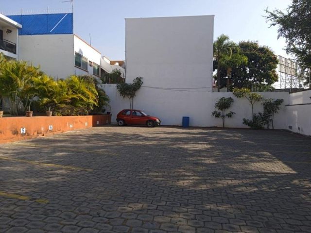 {"esp":"Estacionamiento","ing":""}