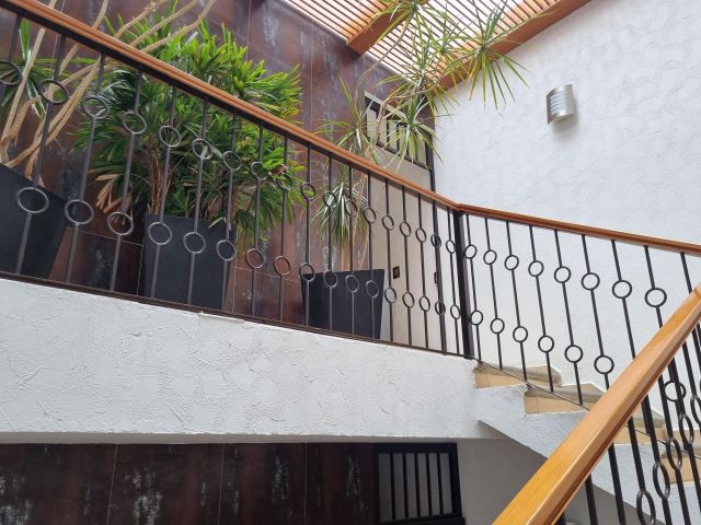 {"esp":"Escaleras 2o Piso","ing":""}