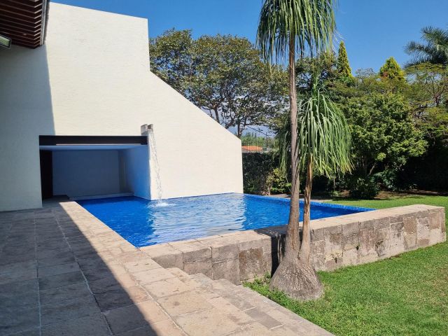 {"esp":"Terraza, alberca y jard\u00edn","ing":""}