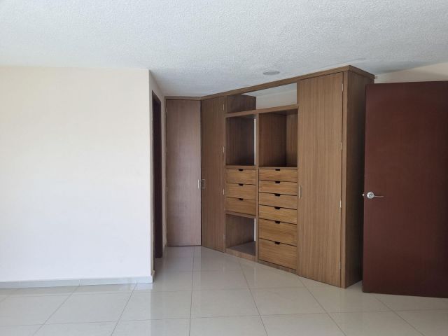 {"esp":"Ba\u00f1o y closet","ing":""}