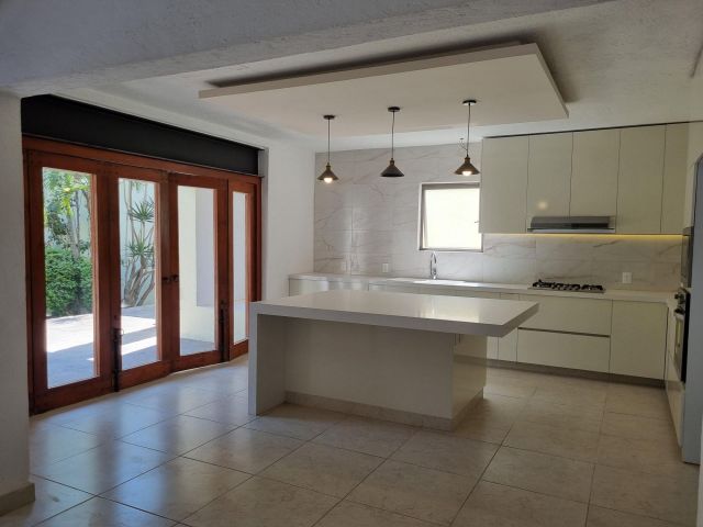 {"esp":"Cocina equipada con acceso a Terraza y jard\u00edn","ing":""}