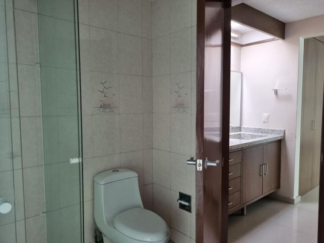 {"esp":"WC Recamara principal","ing":""}