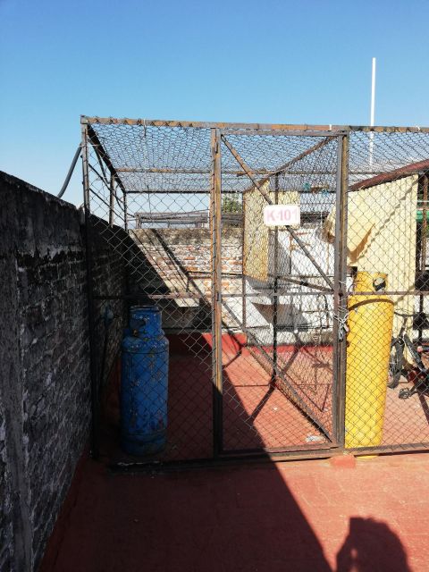 {"esp":"Tanques de gas, 2 Cilindros Azotea","ing":""}