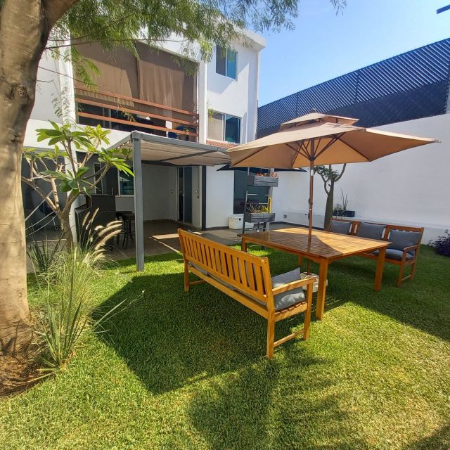 {"esp":"Jardin y terraza","ing":""}