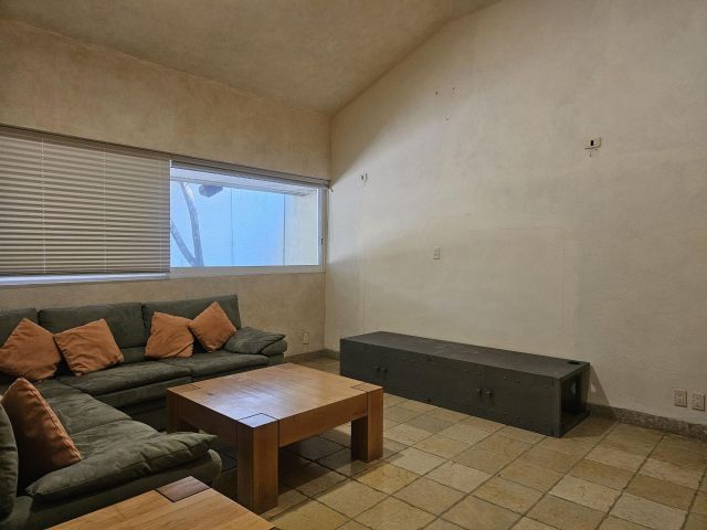 {"esp":"Sala de TV","ing":""}
