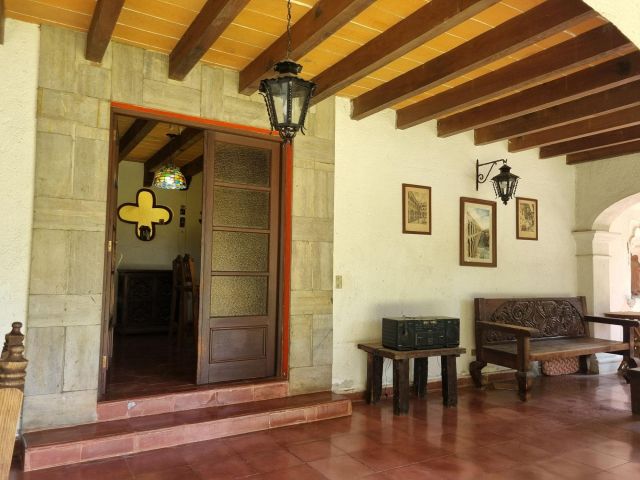 {"esp":"Terraza y bar en planta baja del bungalo","ing":""}