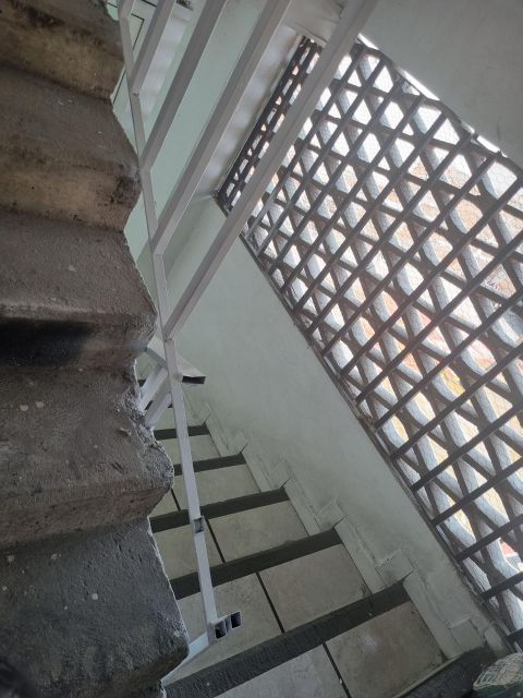 {"esp":"Escaleras 2o Piso","ing":""}