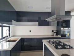 {"esp":"Cocina equipada","ing":""}