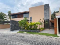 {"esp":"Fachada  Principal","ing":""}