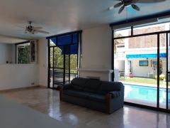 {"esp":"Sala","ing":""}