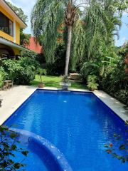 {"esp":"Alberca con jacuzzi","ing":""}