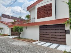 {"esp":"Fachada principal","ing":""}