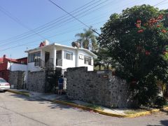 {"esp":"Fachada principal","ing":""}