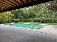 {"esp":"Alberca y terraza","ing":""}