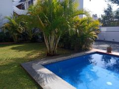 {"esp":"alberca y jard\u00edn","ing":""}