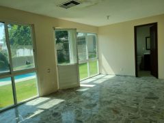 {"esp":"Bungalow con ba\u00f1o","ing":""}