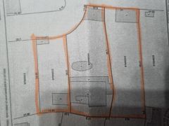 {"esp":"Catastralmente dividido en 3 lotes.","ing":""}