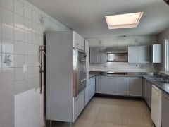 {"esp":"Cocina equipada","ing":""}