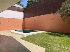 {"esp":"Jard\u00edn alberca","ing":""}