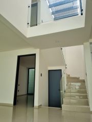 {"esp":"Acceso a Planta Alta y entrada a Recamara en Planta baja","ing":""}