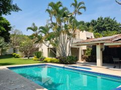 {"esp":"Alberca y jacuzzi","ing":""}