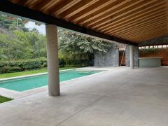 {"esp":"Amplia terraza","ing":""}