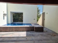 {"esp":"Jacuzzi privado para Rec. Principal","ing":""}