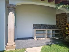 {"esp":"Terraza con asador y bar","ing":""}