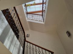 {"esp":"Escaleras 1er piso","ing":""}