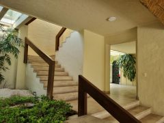 {"esp":"Acceso a planta alta","ing":""}